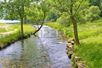 1470804-verano-de-vista-de-un-arroyo-que-fluye-en-buttermere-ingl-s-en-el-lake-district